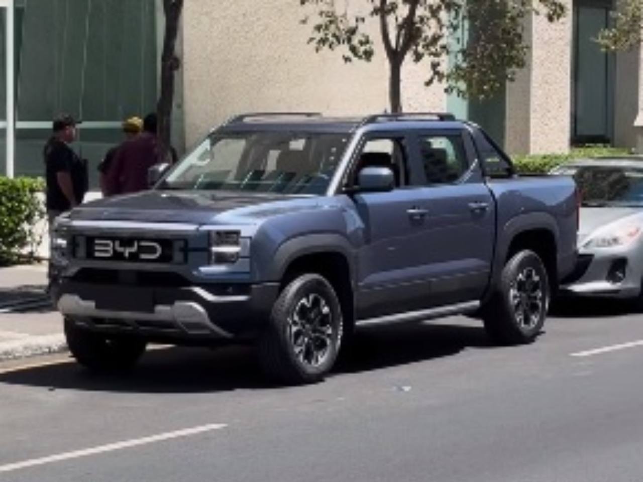 Caught!  BYD Shark pickup truck seen without any camouflage before its debut