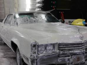 Cadillac abandonado em garagem  lavado pela primeira vez em 40 anos