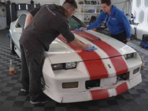 Raro Camaro abandonado por quase 20 anos � lavado pela primeira vez