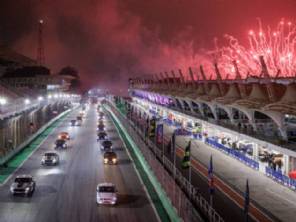 Ford Mustang faz 60 anos com desfile noturno em Interlagos; veja galeria