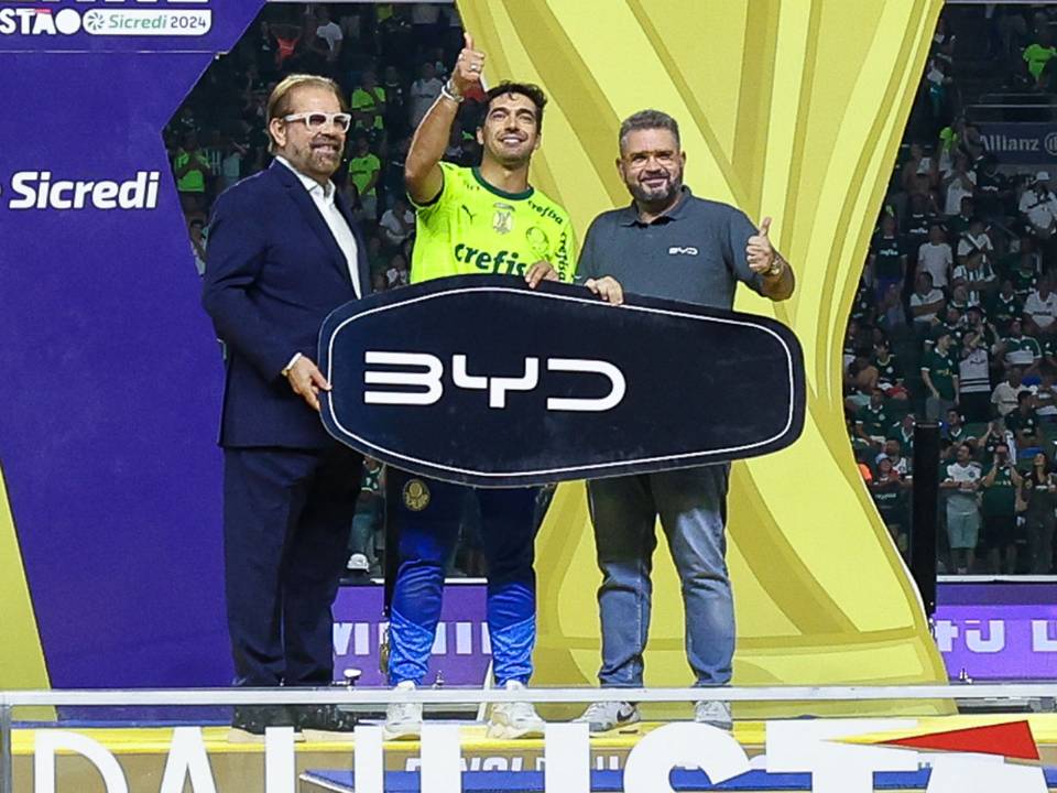 O técnico do Palmeiras, Abel Ferreira, recebe a chave de um BYD pelo título do Paulistão 2024