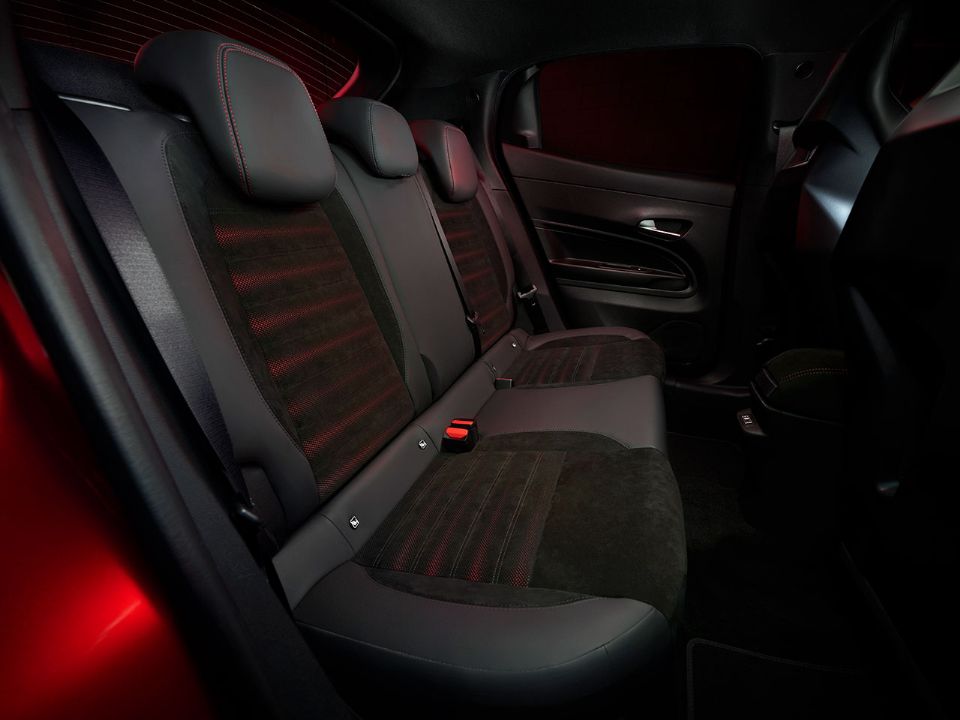 Alfa Romeo�Milano 2025 - bancos traseiros