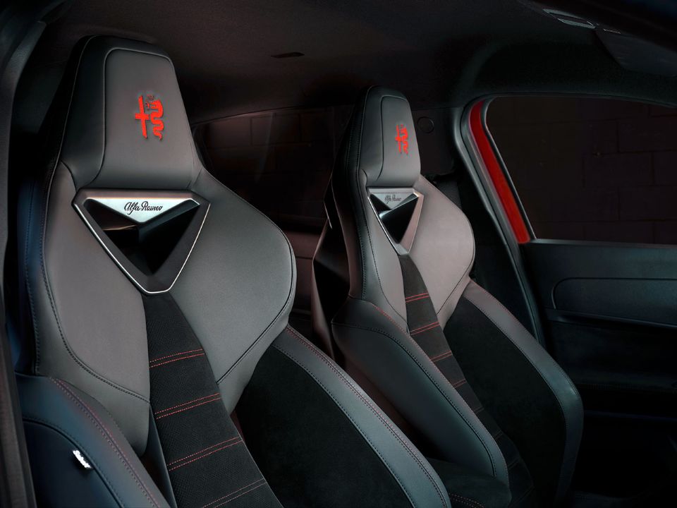 Alfa Romeo�Milano 2025 - bancos dianteiros