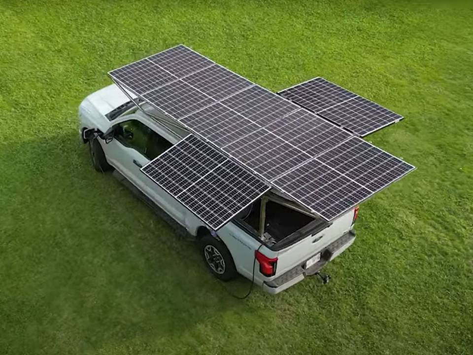 Ford F-150 Lighting recebe painéis solares montados por dois primos para carregar as baterias da picape elétrica