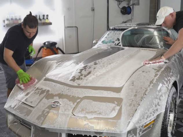 Chevrolet Corvette 82 quase 0 km  lavado depois de 42 anos de abandono