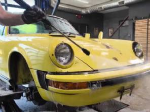 Porsche 911 Targa 78 abandonado h� 20 anos � lavado pela primeira vez