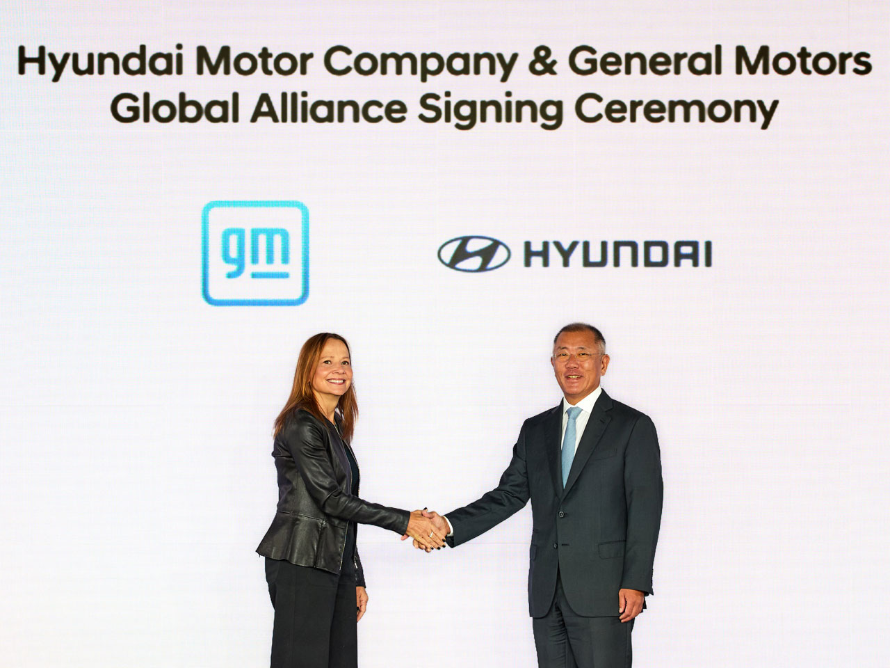 Os CEOs da GM e da Hyundai durante assinatura do acordo Os CEOs da GM e da Hyundai durante assinatura do acordo