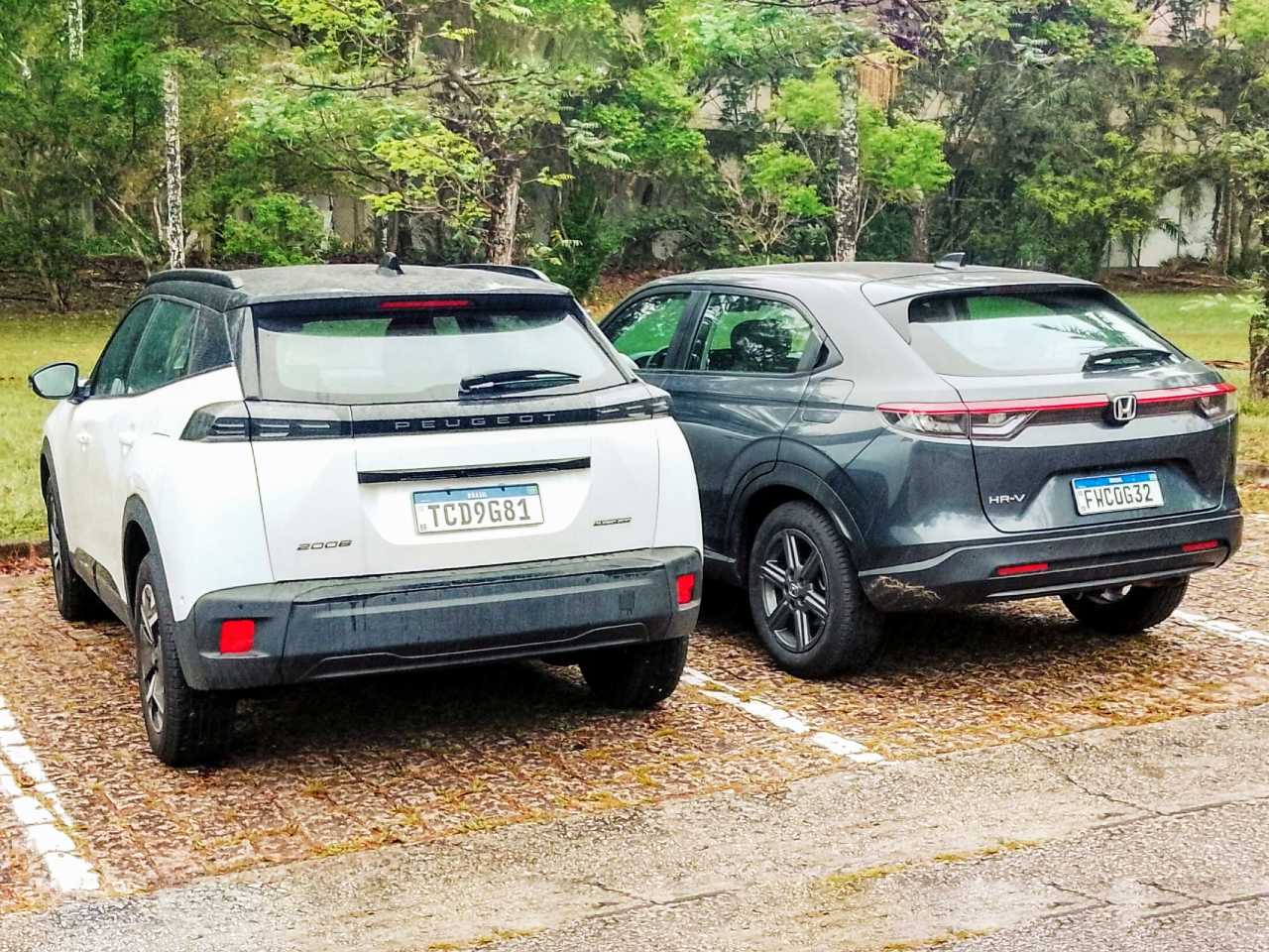 Vistos de traseira, os dois SUVs compactos mantém o arrojo e têm quase o mesmo espaço no porta-malas Vistos de traseira, os dois SUVs compactos mantém o arrojo e têm quase o mesmo espaço no porta-malas