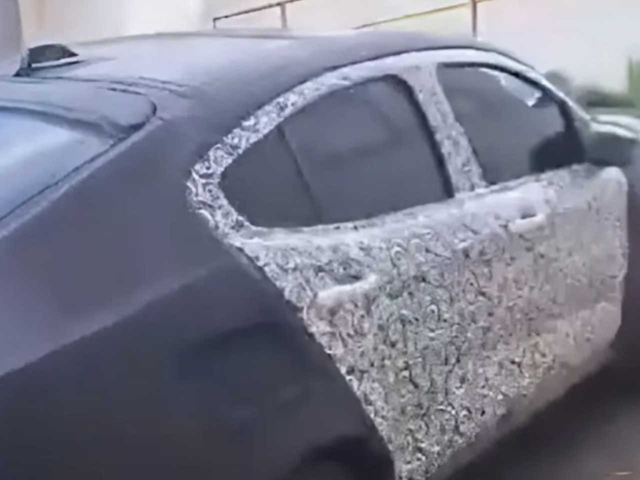 SUV cupê em camuflagem pesada SUV cupê em camuflagem pesada