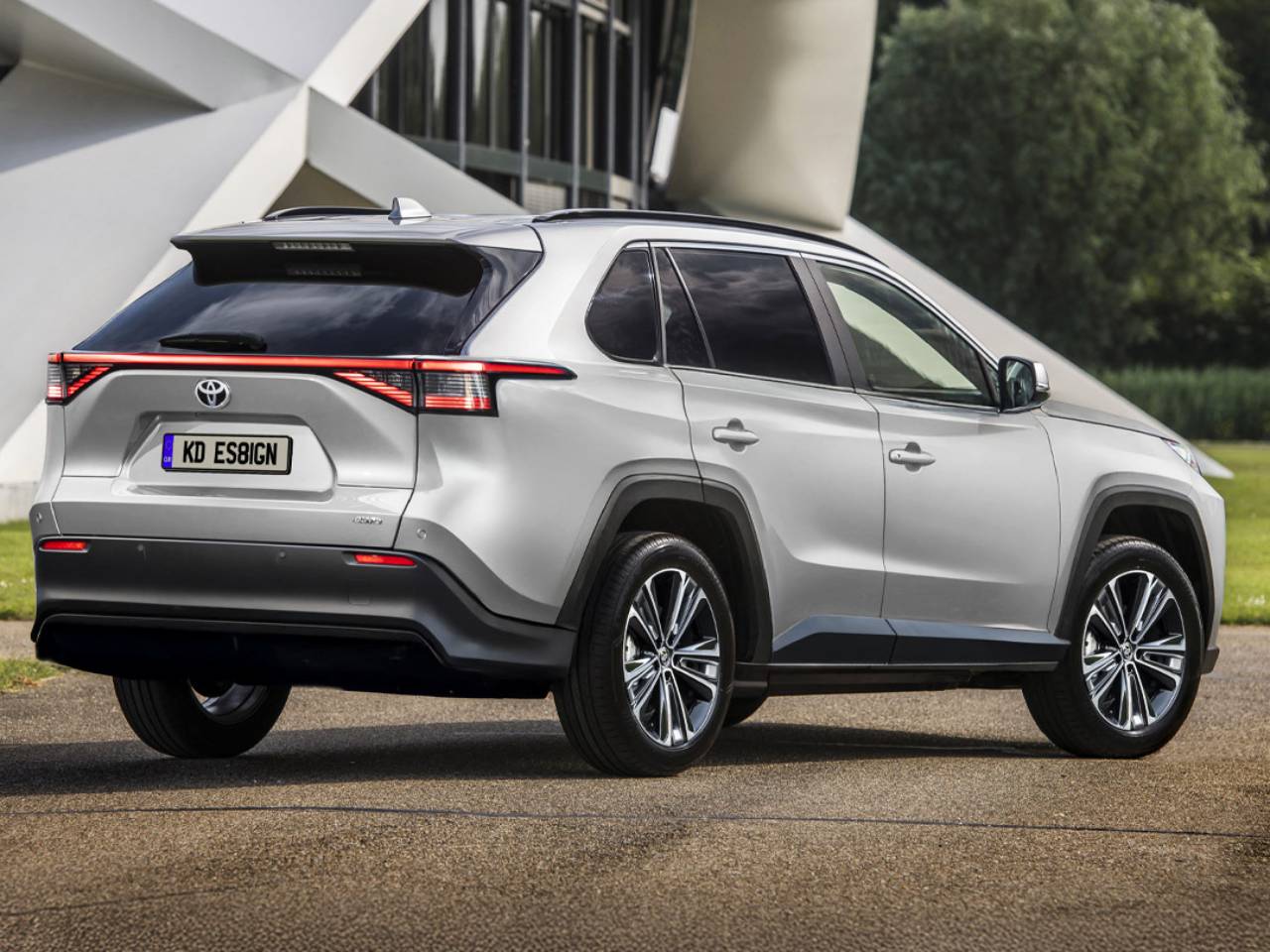 Na traseira, uma das novidades do Toyota RAV4 da linha 2026 ficará com conta das novas lanternas de LED Na traseira, uma das novidades do Toyota RAV4 da linha 2026 ficará com conta das novas lanternas de LED