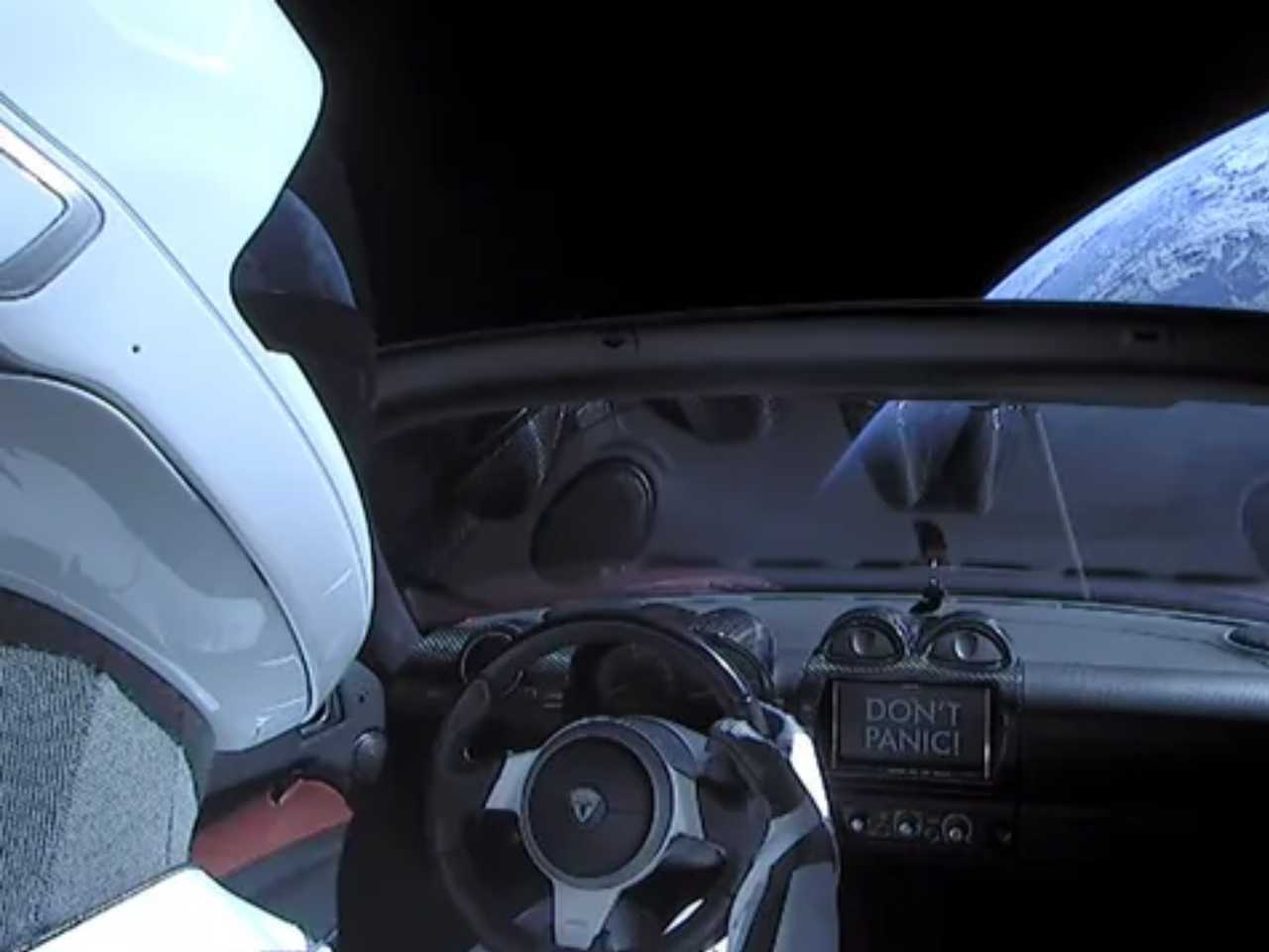 Manequim chamado Starman no banco do motorista Manequim chamado Starman no banco do motorista