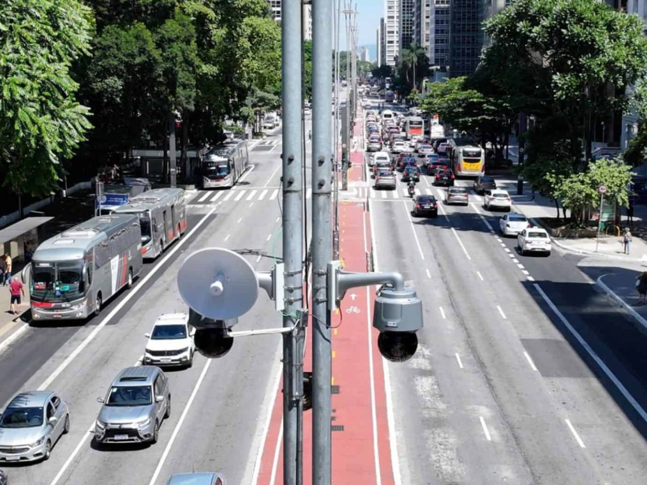 Câmeras de monitoramento podem ajudar a multar veículos em situação irregular Câmeras de monitoramento podem ajudar a multar veículos em situação irregular