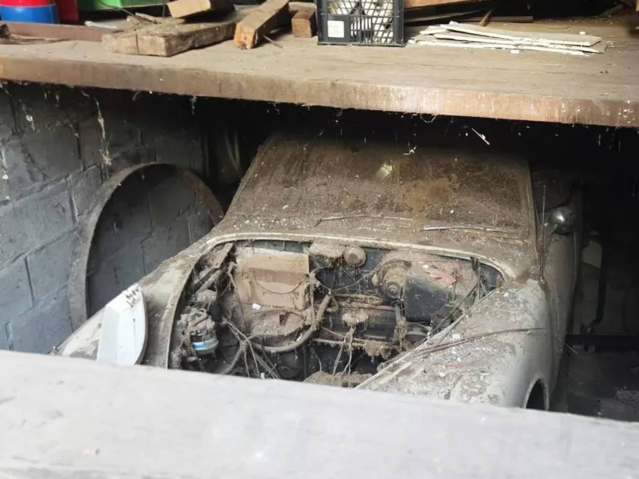 Jaguar S-Type 1964 fica escondido e subsolo de loja abandonada por mais de 40 anos Jaguar S-Type 1964 fica escondido e subsolo de loja abandonada por mais de 40 anos