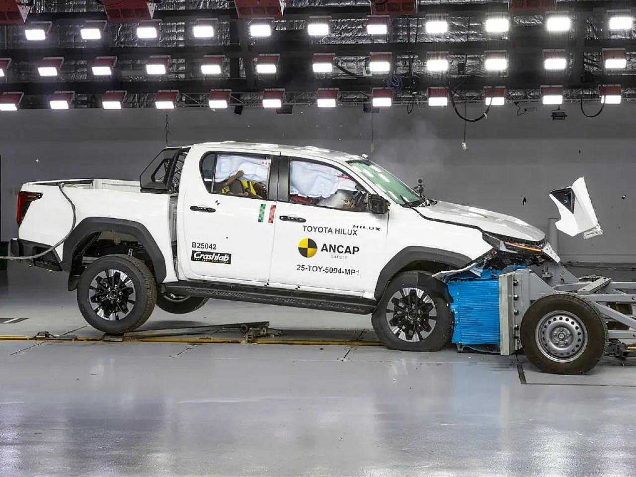 Toyota Hilux de nova geração no teste de colisão Toyota Hilux de nova geração no teste de colisão
