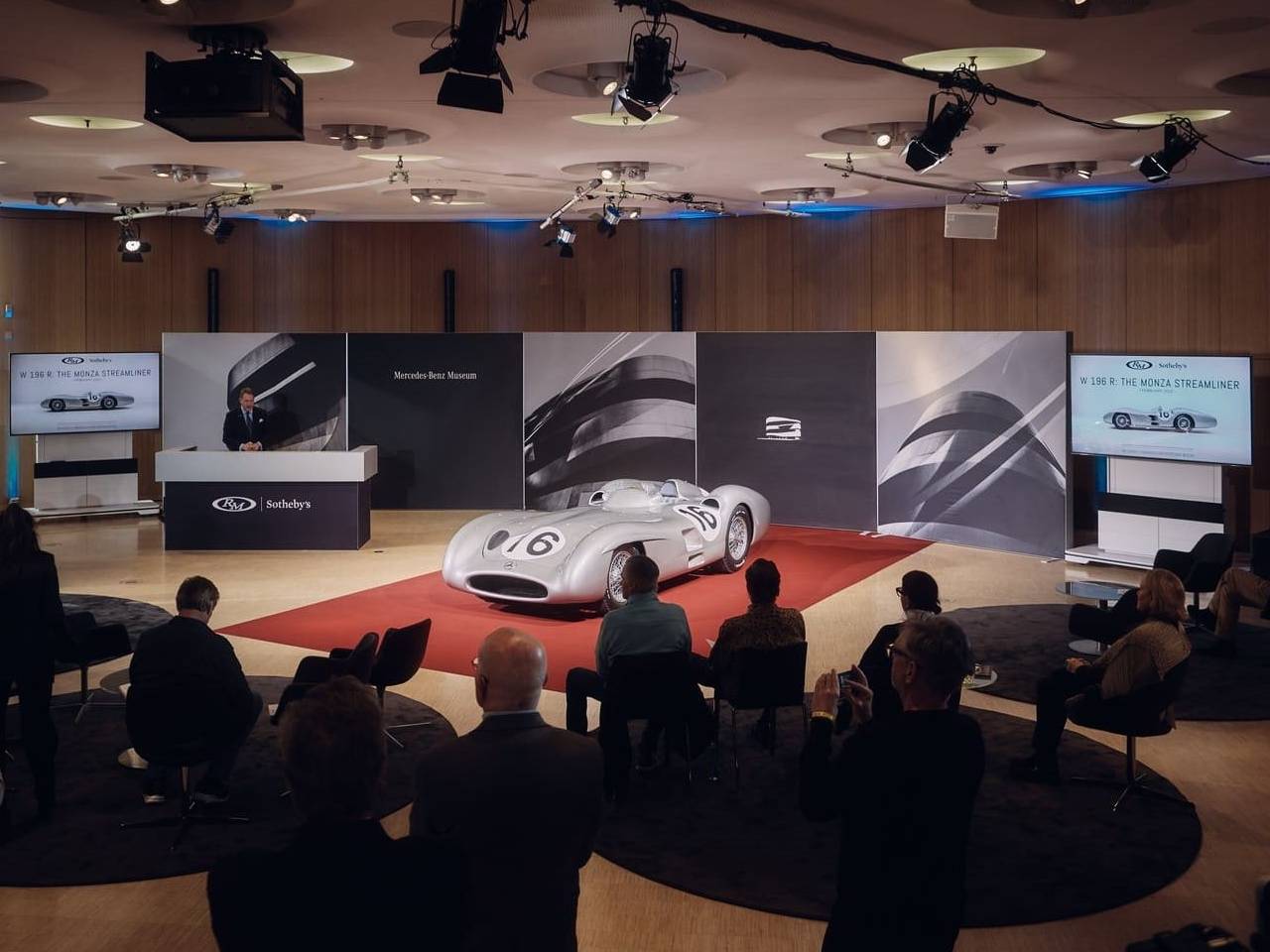 Mercedes-Benz W196 R fez sucesso nas pistas de corrida nos anos 50, até na Fórmula 1 Mercedes-Benz W196 R fez sucesso nas pistas de corrida nos anos 50, até na Fórmula 1