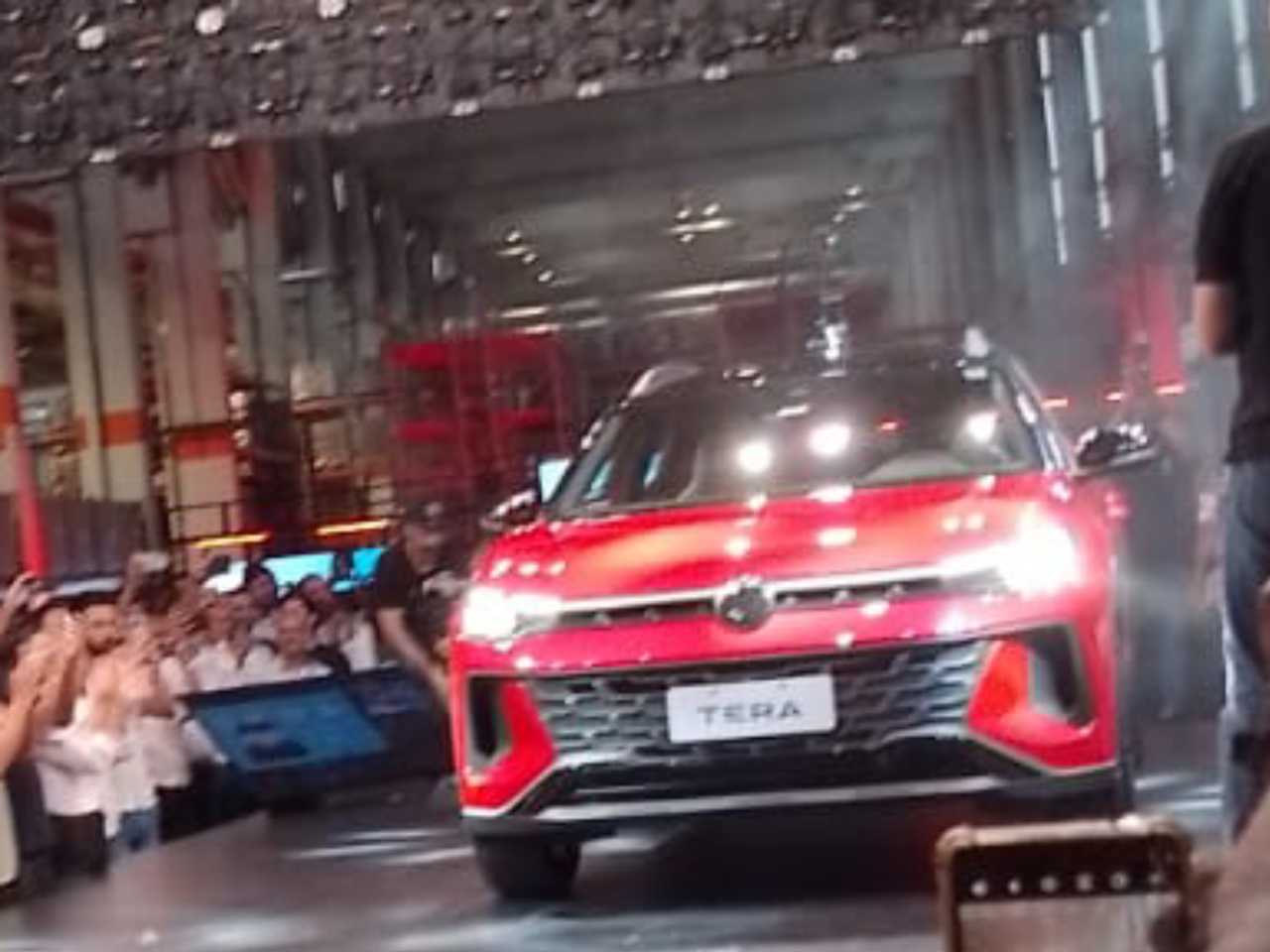 No carro estavam Alexander Seitz, presidente da VW da América do Sul, o Ministro do Trabalho, Luiz Marinho, e funcionários da fábrica.