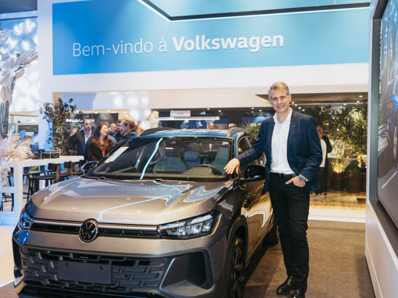 Presidente da Volkswagen do Brasil, Ciro Possobom, ao lado do Tera, durante o início das vendas do modelo nas lojas