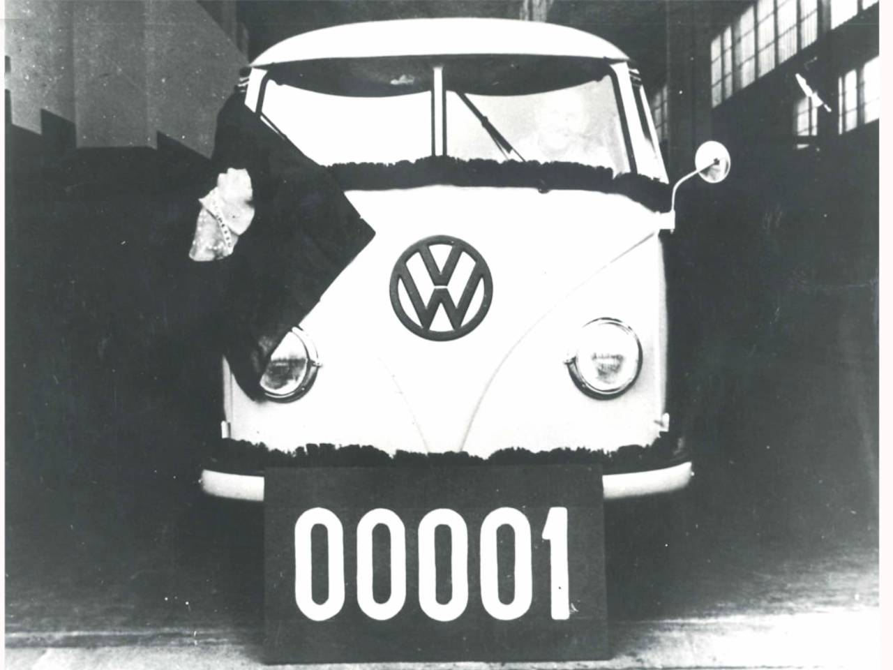Primeira unidade da Kombi fabricada no Brasil, na unidade de São Bernardo do Campo (SP), em 1957 Primeira unidade da Kombi fabricada no Brasil, na unidade de São Bernardo do Campo (SP), em 1957