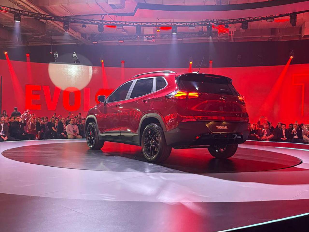 Chevrolet Tracker RS 2026 tem apenas as lanternas com acabamento fumê como mudança na traseira