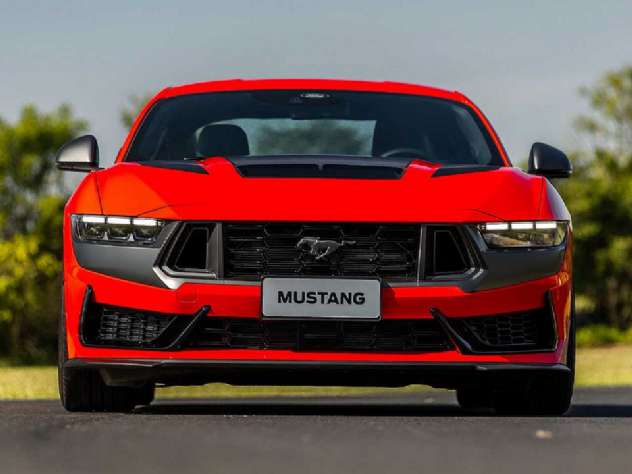 Ford confirma Mustang de 4 portas para enfrentar o novo Camaro; saiba quando chega