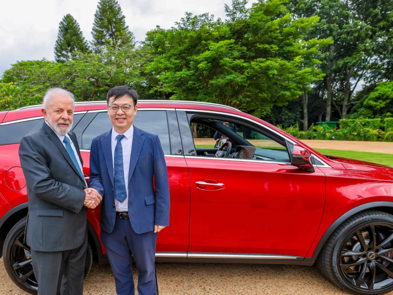 Lula e o presidente da BYD do Brasil, Tyler Li, ao lado do SUV elétrico Tan Lula e o presidente da BYD do Brasil, Tyler Li, ao lado do SUV elétrico Tan