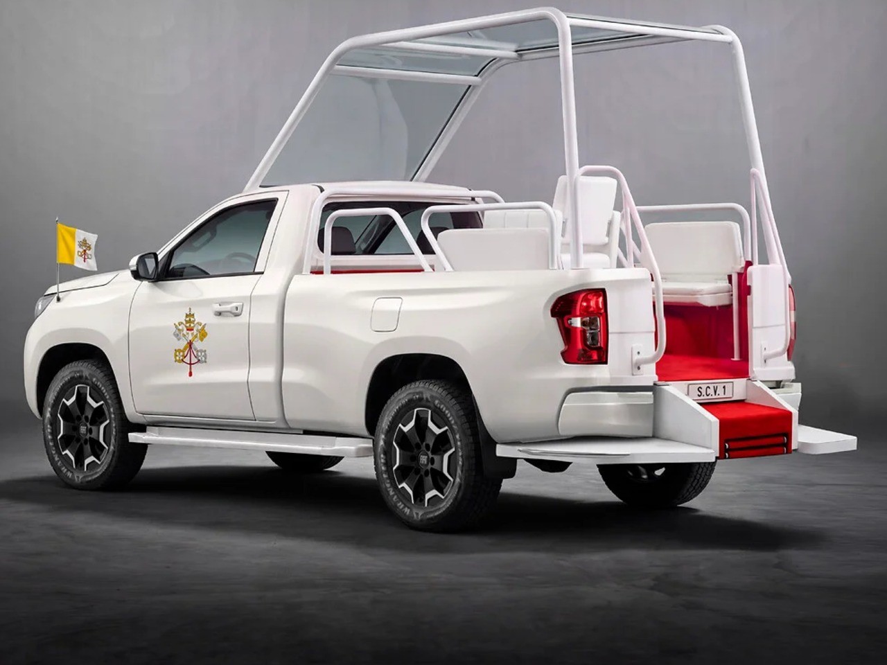 Fiat Titano adaptada como Papamóvel vai transportar Leão XIV durante a visita ao Uruguai