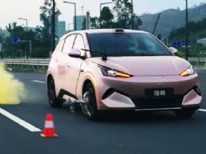 BYD Dolphin Mini da nova gera��o � aprovado em teste de pneu furado a 140 km/h; veja v�deo