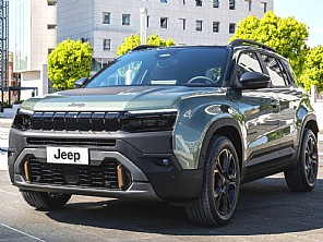 Jeep Avenger chega a 300 mil pedidos, mas vendas ainda engatinham no Brasil