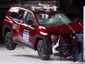 Novo Toyota RAV4 tem banco de tr�s como ponto fraco em teste de colis�o; veja v�deo do SUV