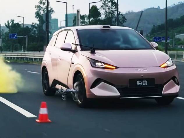 BYD Dolphin Mini da nova gera��o � aprovado em teste de pneu furado a 140 km/h; veja v�deo
