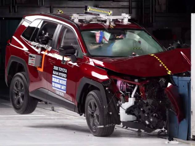 Novo Toyota RAV4 tem banco de tr�s como ponto fraco em teste de colis�o; veja v�deo do SUV