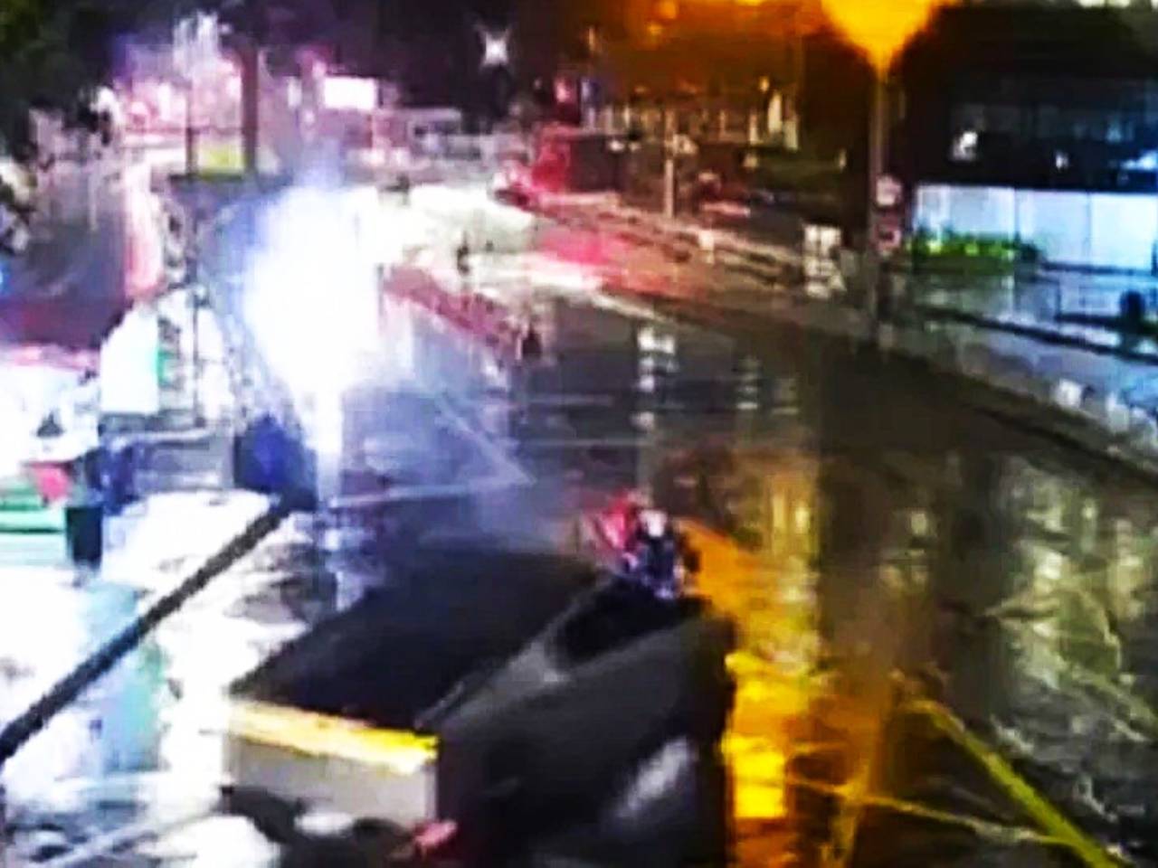 Câmera de segurança flagrou o momento do acidente Câmera de segurança flagrou o momento do acidente
