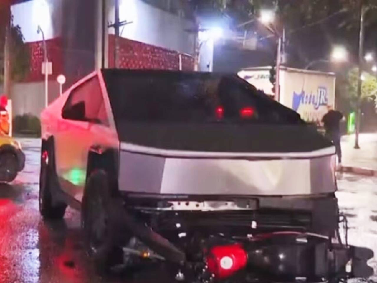 Tesla Cybertruck atropelou motociclista em São Paulo, que acabou sendo vítima fatal Tesla Cybertruck atropelou motociclista em São Paulo, que acabou sendo vítima fatal