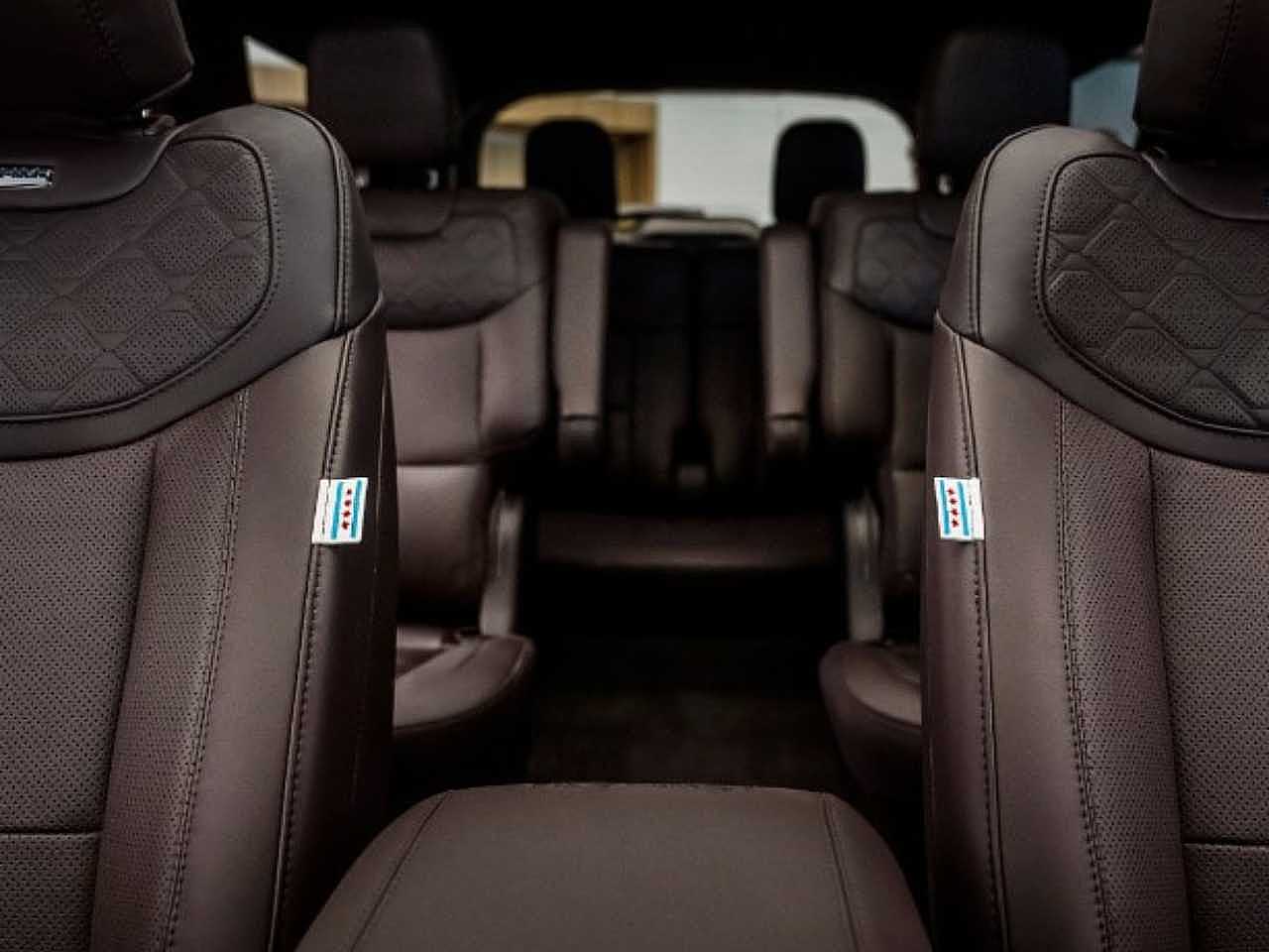 Por entro, o SUV traz bancos de couro com referências à cidade de Chicago Por entro, o SUV traz bancos de couro com referências à cidade de Chicago