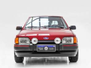 Ford Escort XR3 Vermelho Magenta de quase 40 anos rodou pouco; saiba quanto vale