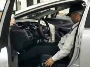 Toyota Corolla 2027: vaza imagem do interior do sed� antes da estreia; saiba detalhes