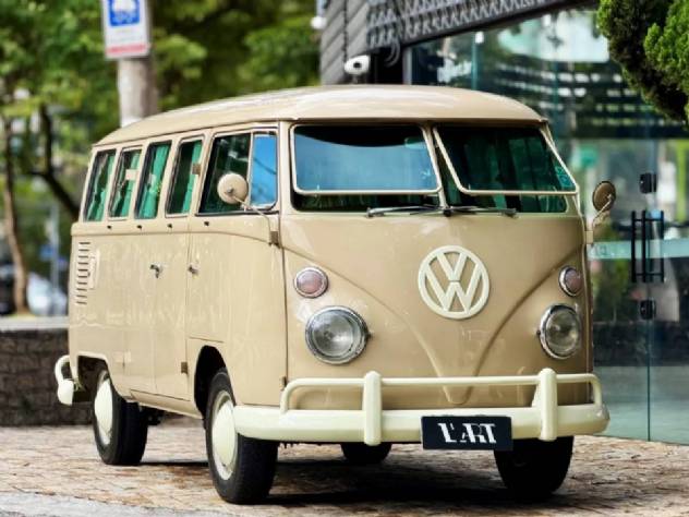 Kombi 'Corujinha' de 57 anos Bege Claro brilha como nova; veja pre�o da raridade
